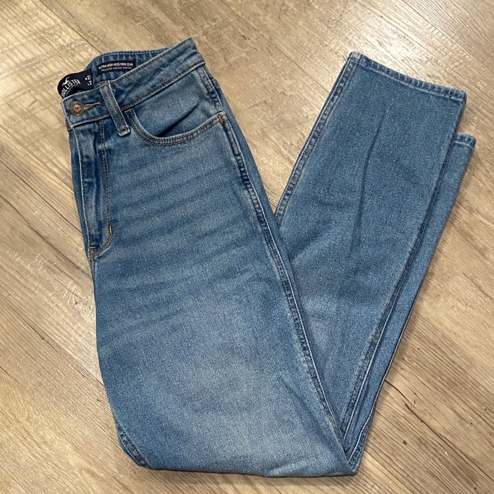 Hollister Ultra High-Rise Mom Jean size 27